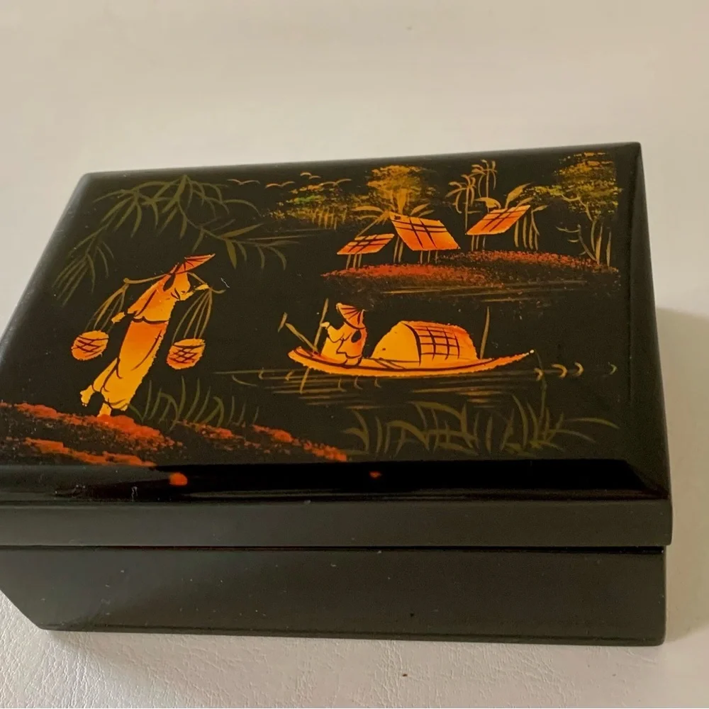 Vintage  Lacquered jewelry box with a mirror 2/4.5/3”